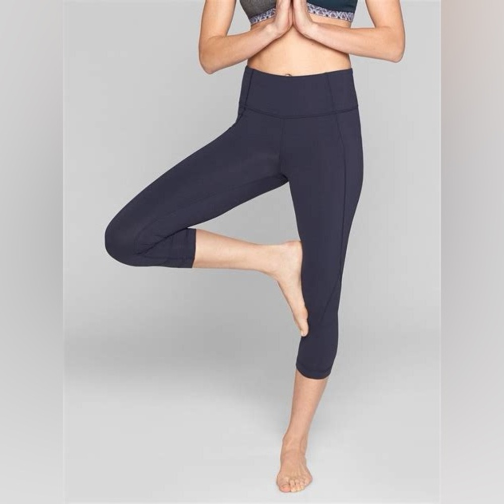 NWOT Athleta Salutation Capri Nylon Spandex Powervita fabric | size M